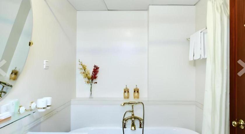 The White Hotel 8A Thai Van Lung Хошимин Екстериор снимка