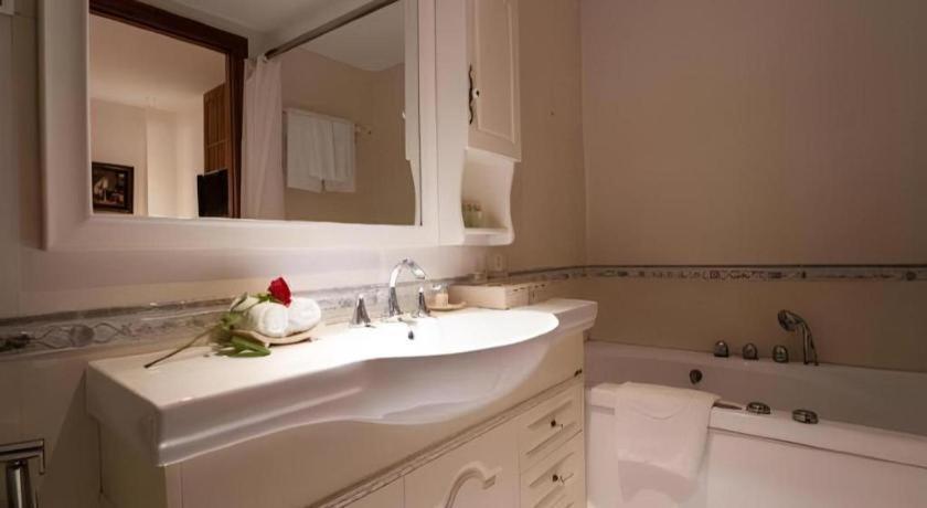 The White Hotel 8A Thai Van Lung Хошимин Екстериор снимка